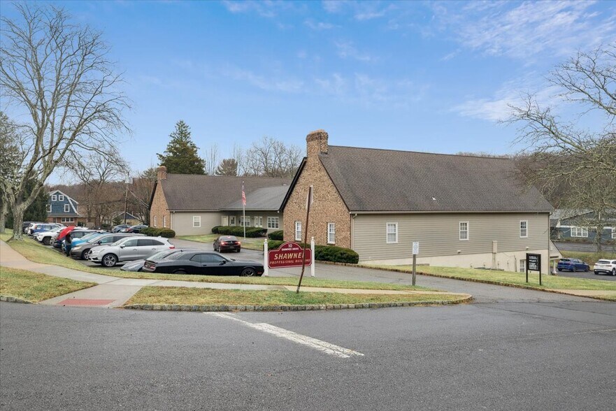 10 Shawnee Dr, Watchung, NJ for lease - Building Photo - Image 3 of 15