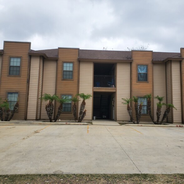 146 Roma St, Zapata, TX 78076