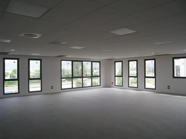 Office in Aubagne for lease - Interior Photo - Image 2 of 6