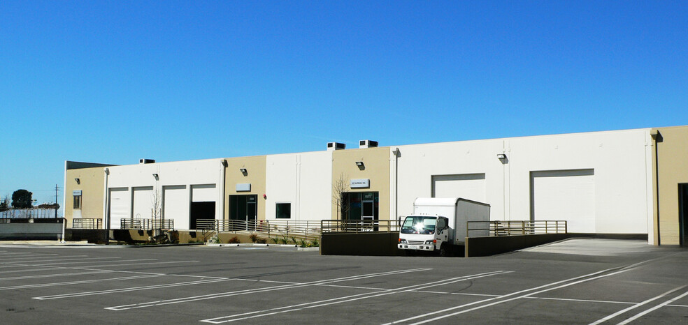 13073 Bradley Ave, Sylmar, CA for lease - Building Photo - Image 2 of 8