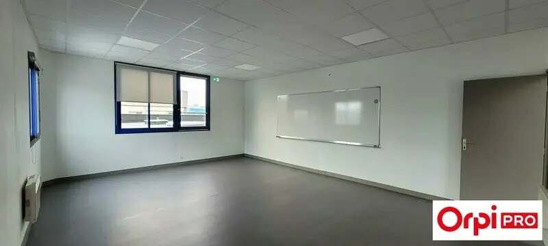 Office in Saint-Brieuc for lease Interior Photo- Image 1 of 15