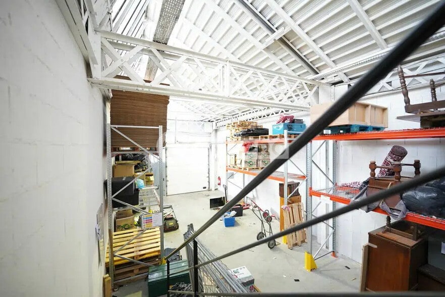 Flex in Vénissieux for lease - Interior Photo - Image 3 of 7