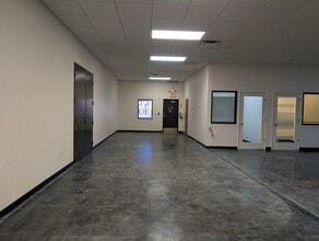 733-737 Commerce Dr, Venice, FL for lease Interior Photo- Image 1 of 6