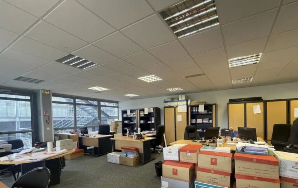 Office in Orsay for lease Building Photo- Image 1 of 5