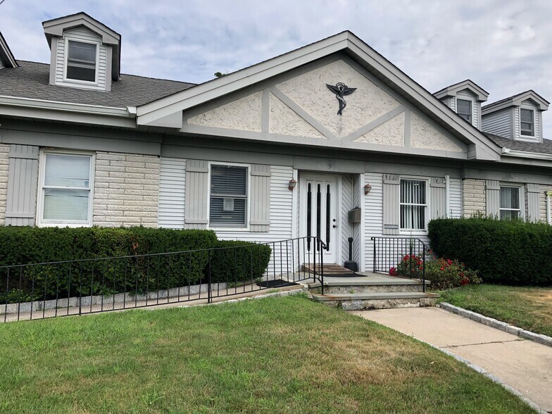 5 Cedar Ct, Copiague, NY for sale - Building Photo - Image 1 of 1