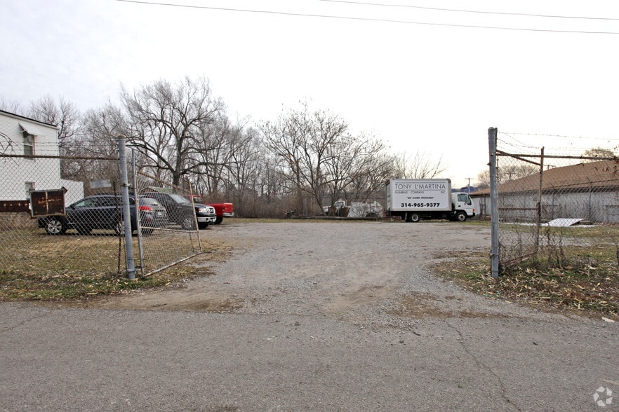 1342 Hughes Pl, Saint Louis, MO for sale - Primary Photo - Image 1 of 2