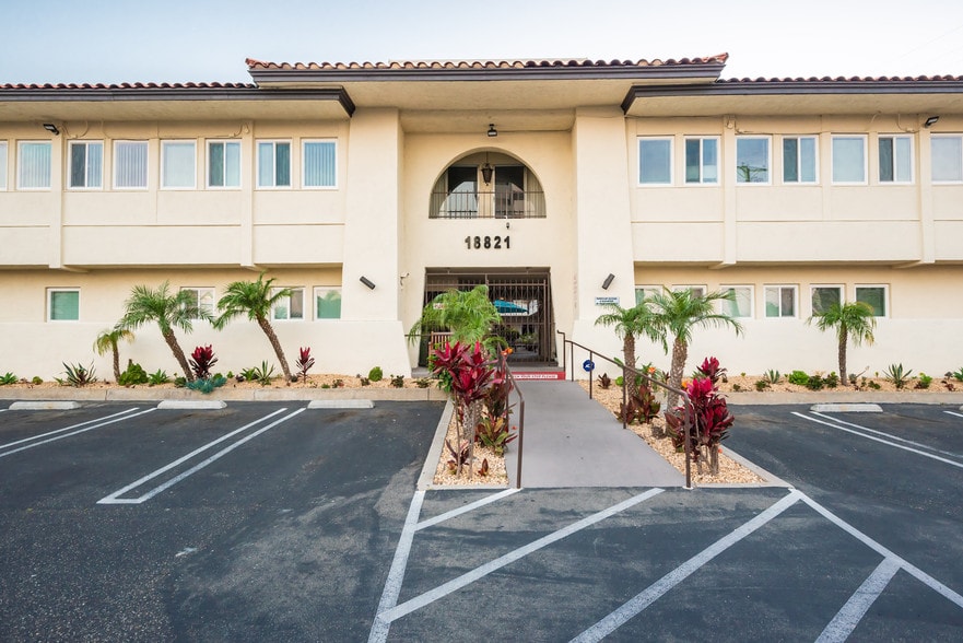 18821 Delaware St, Huntington Beach, CA for lease - Building Photo - Image 1 of 14