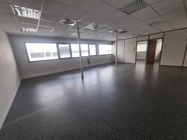 Office in Carquefou for lease - Interior Photo - Image 3 of 11