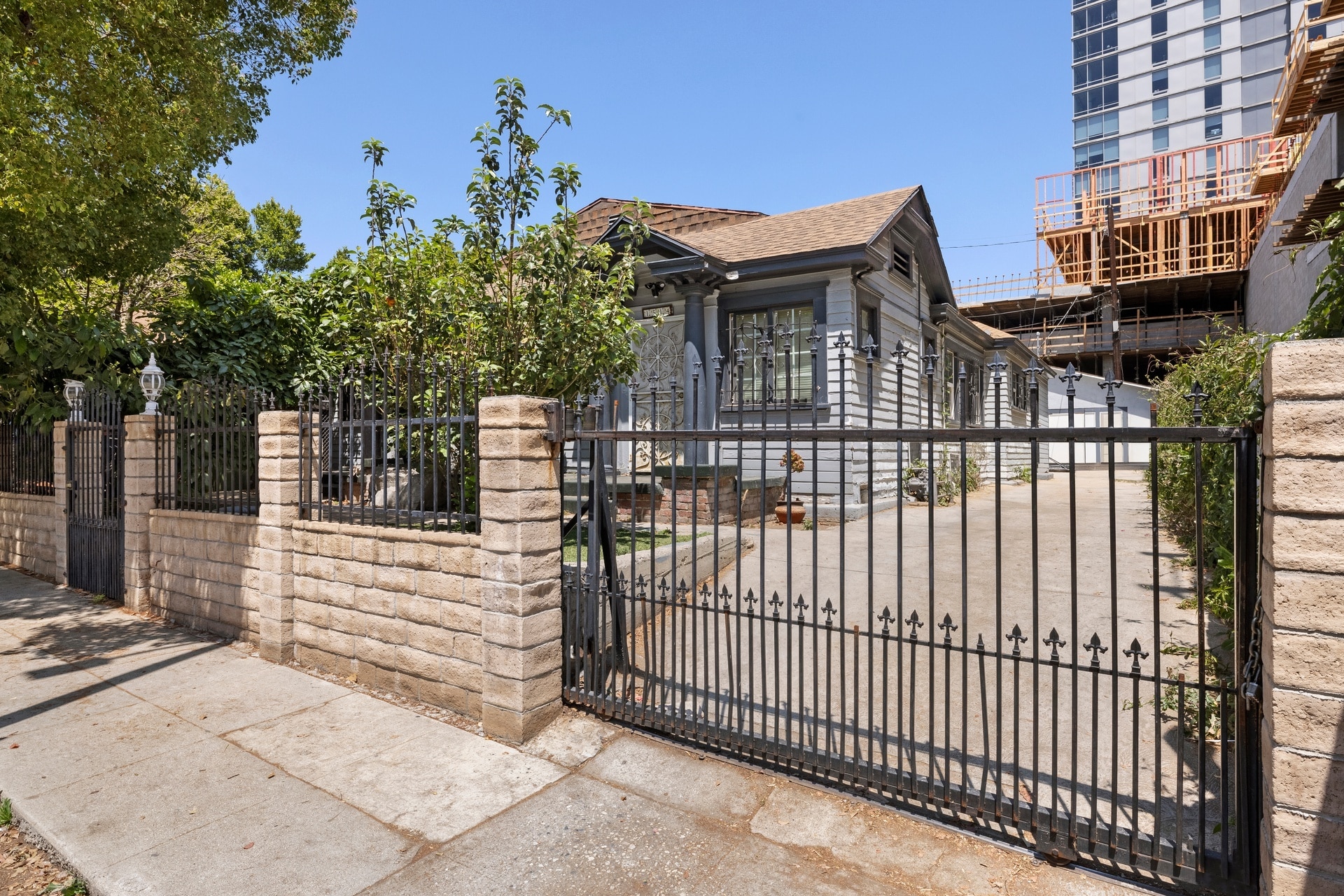 1516 La Baig Ave, Los Angeles, CA for sale Primary Photo- Image 1 of 13