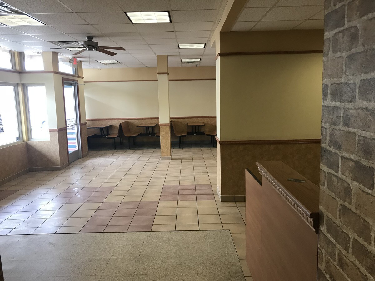 2 W Broadway, Trenton, IL 62293