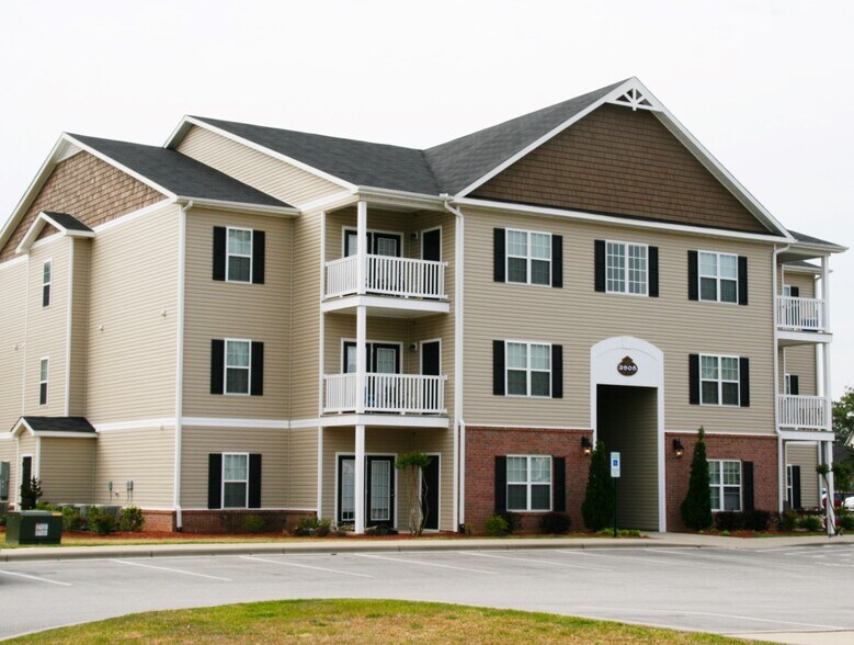 3831 Queen Anne Loop, Fayetteville, NC for sale - Building Photo - Image 1 of 1