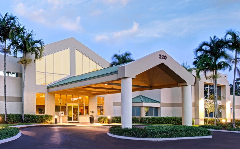 140 SW 84th Ave, Plantation, FL for lease - Building Photo - Image 1 of 2