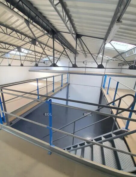 Flex in Coulommiers for lease - Interior Photo - Image 2 of 3