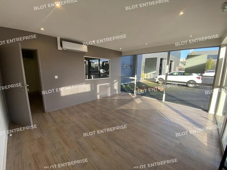 Flex in Pacé for lease - Interior Photo - Image 2 of 9