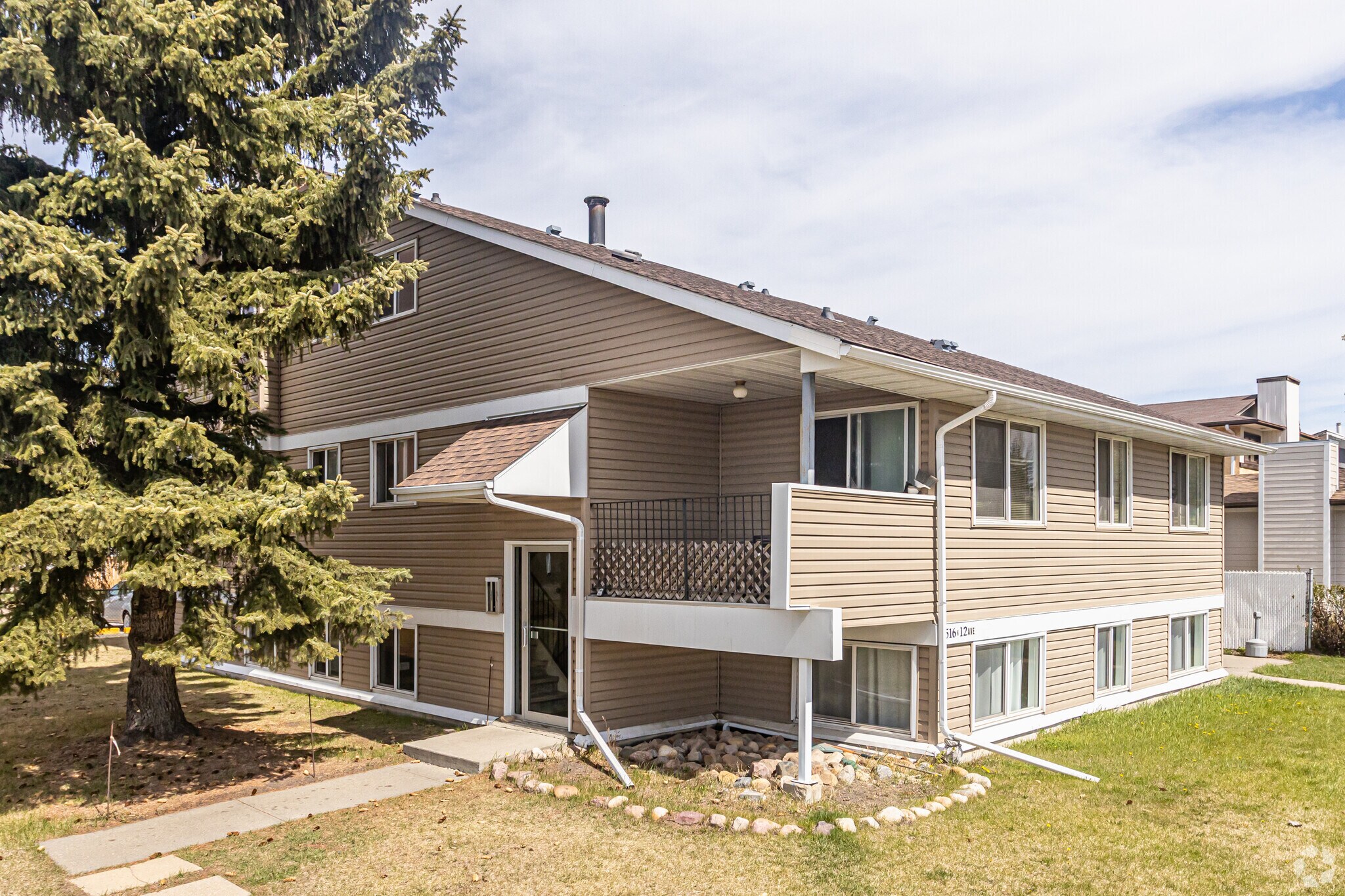 6516 12 Av NW, Edmonton, AB for sale Primary Photo- Image 1 of 3