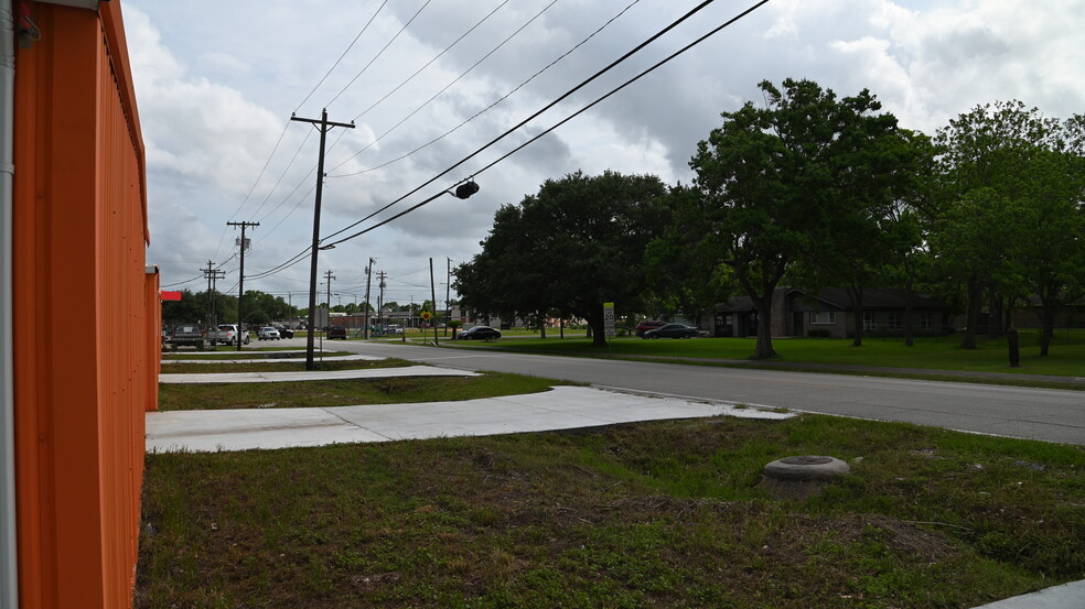 1817 Callaway dr, Alvin, TX for sale - Building Photo - Image 2 of 4