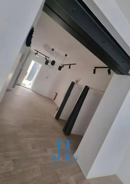 Retail in Bordeaux for lease - Interior Photo - Image 1 of 7