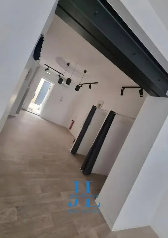 Retail in Bordeaux for lease Interior Photo- Image 1 of 8