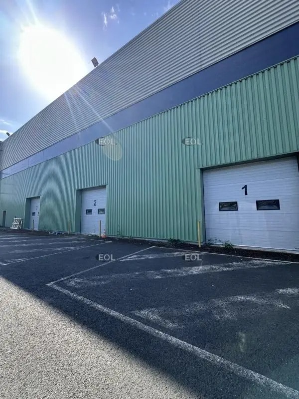 Industrial in Stains for lease Building Photo- Image 1 of 3
