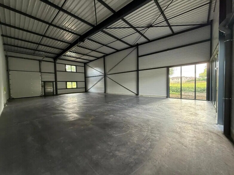 Industrial in Saint-Denis-lès-Bourg for lease - Building Photo - Image 3 of 7