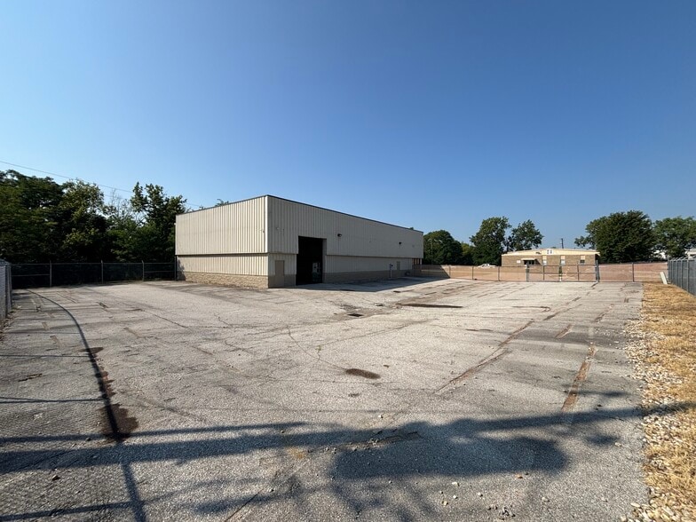 2251 Distributors Dr, Indianapolis, IN for lease - Building Photo - Image 2 of 6