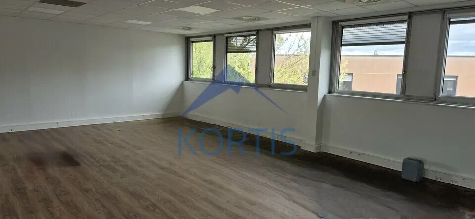 Office in Bron for lease - Interior Photo - Image 3 of 5