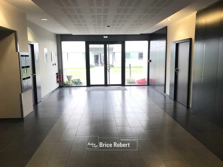 Office in Dardilly for lease - Lobby - Image 2 of 2