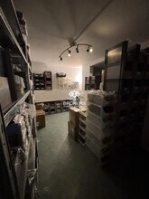 Retail in Paris for lease Interior Photo- Image 2 of 3