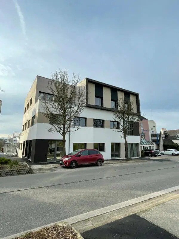 Office in Saint-Renan for lease Building Photo- Image 1 of 4