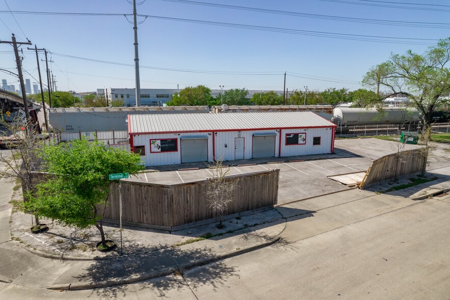 6555 Navigation Blvd, Houston, TX for lease - Building Photo - Image 1 of 51