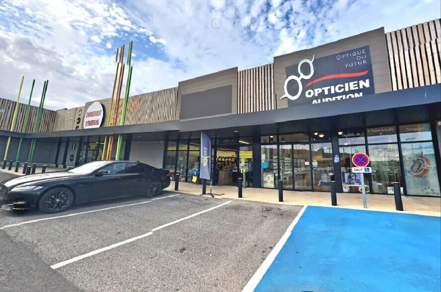 Retail in Chasseneuil-du-Poitou for lease - Building Photo - Image 2 of 3