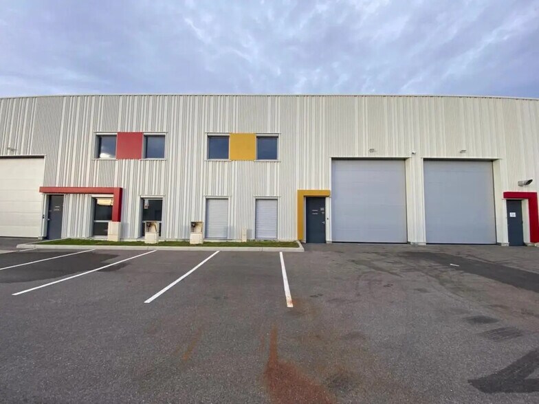 Flex in Corbas for sale - Building Photo - Image 1 of 8