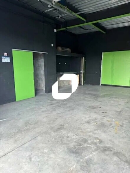 Flex in Bréval for lease - Interior Photo - Image 2 of 10