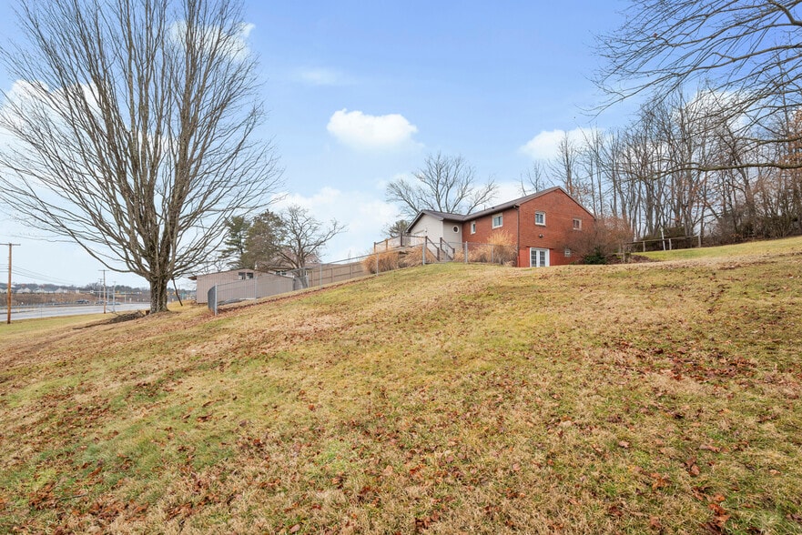 102-108 Allemande Ln, Valencia, PA for sale - Building Photo - Image 3 of 34