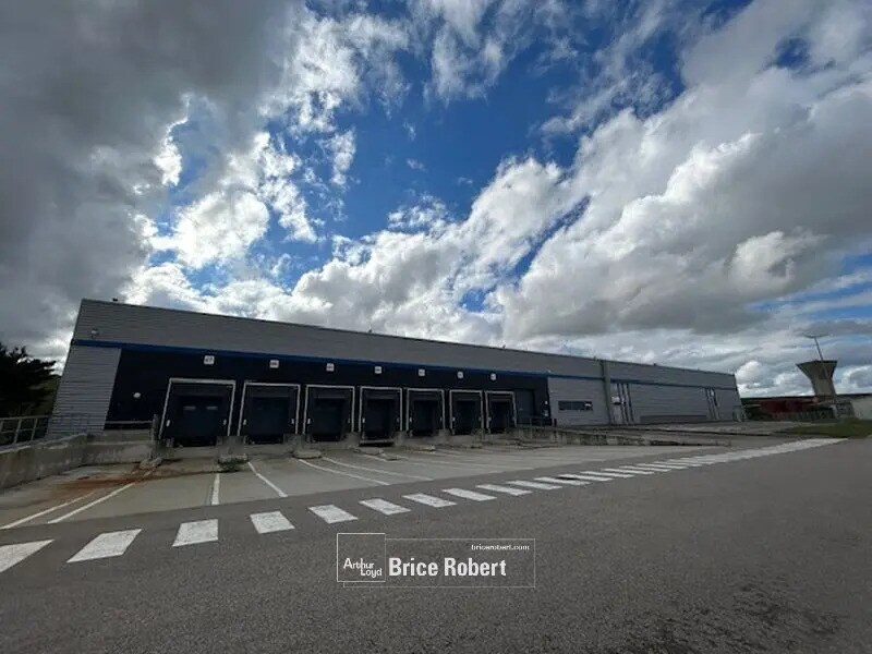 Office in Corbas for lease Building Photo- Image 1 of 8