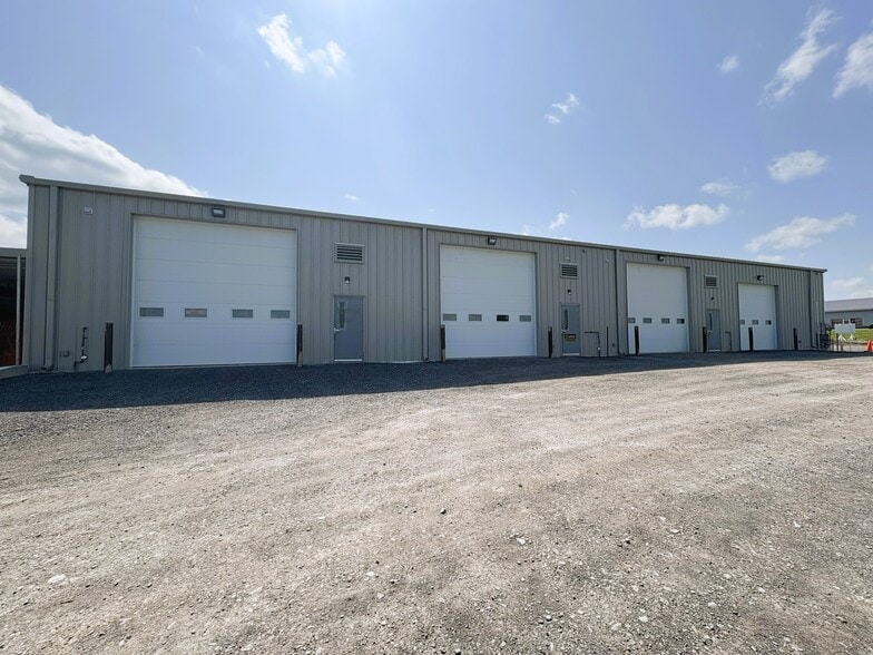 82 Jack Davey Dr, Bath, ON for lease - Building Photo - Image 1 of 6