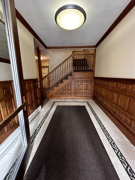 1018 Beacon St, Brookline, MA for lease - Interior Photo - Image 2 of 2