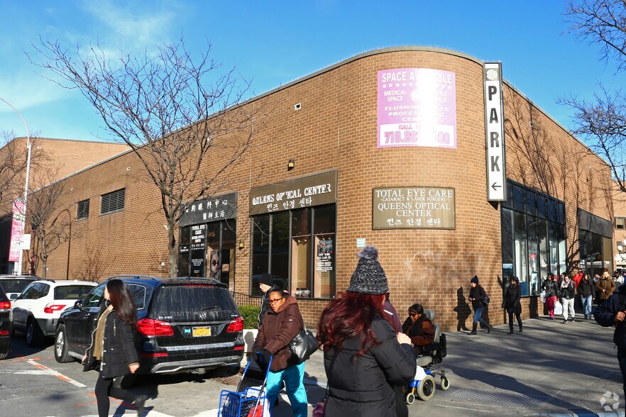 4161 Kissena Blvd, Flushing, NY 11355 Flushing Plaza