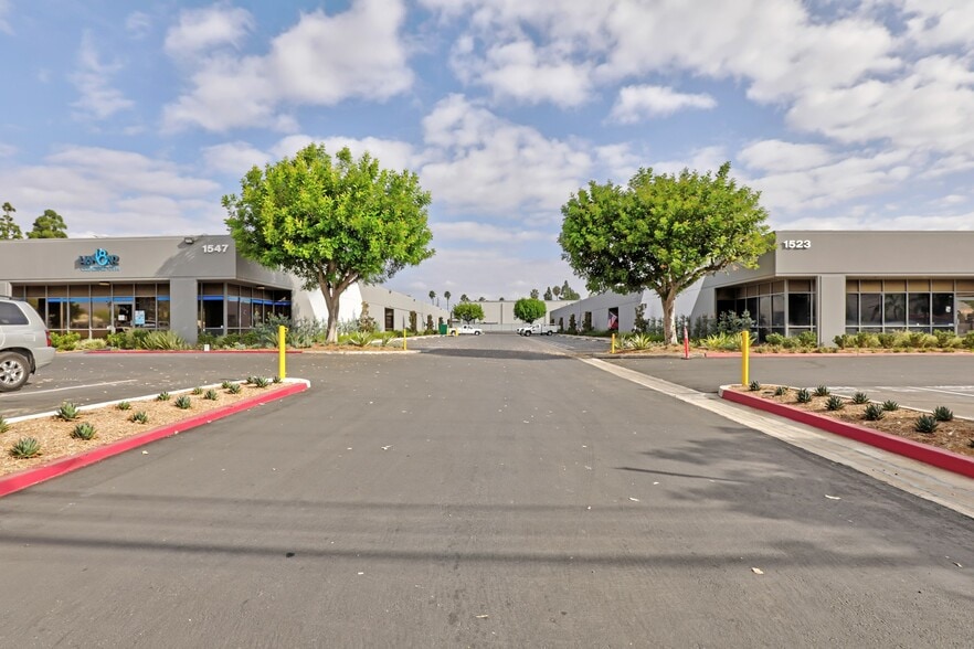 1523 W Struck Ave, Orange, CA for lease - Primary Photo - Image 1 of 2