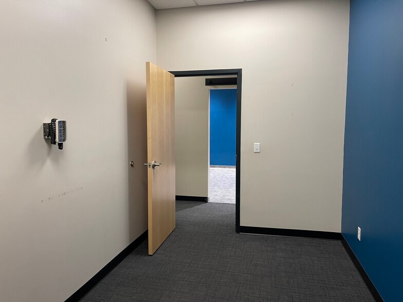 211 Sioux Point Rd, Dakota Dunes, SD for lease - Interior Photo - Image 2 of 13