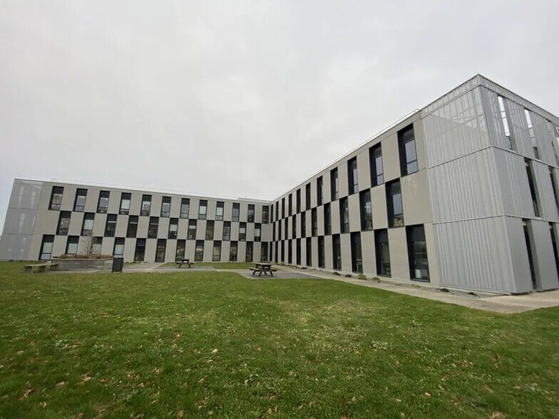 Office in Saint-Grégoire for lease - Building Photo - Image 3 of 7