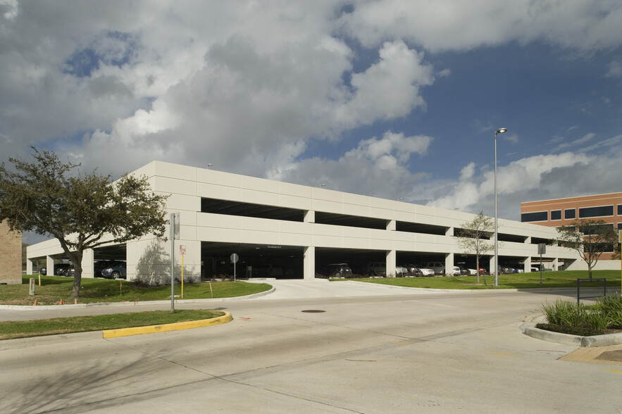 18051 Saturn Ln, Houston, TX for lease - Building Photo - Image 3 of 11