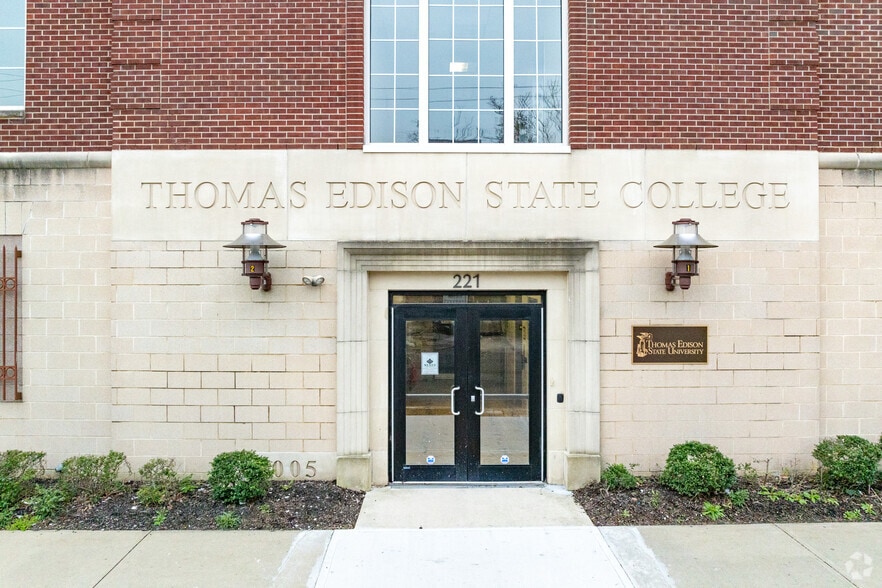 221 W Hanover St, Trenton, NJ for sale - Building Photo - Image 2 of 2