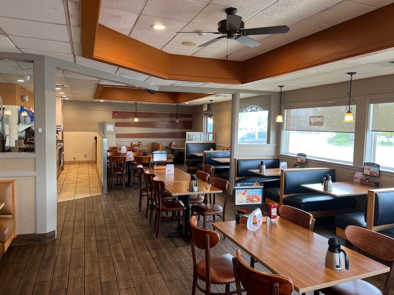 1347 Kinneman Dr, Bourbonnais, IL for sale - Building Photo - Image 2 of 17