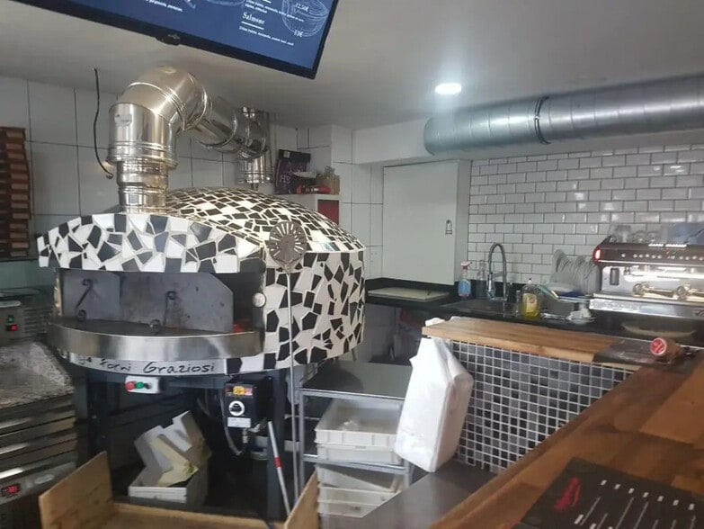 Retail in Saint-Ouen-sur-Seine for sale - Interior Photo - Image 1 of 10