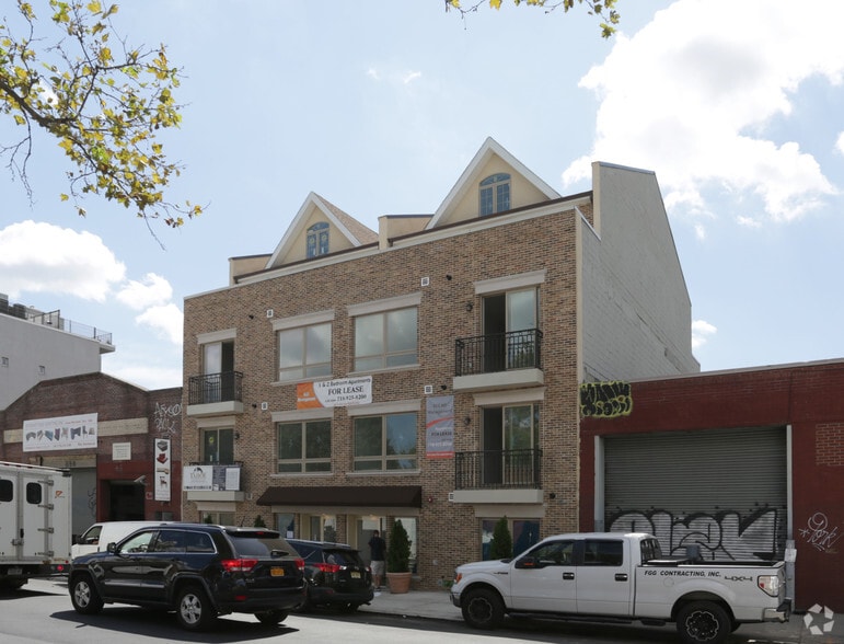 882 Metropolitan Ave, Brooklyn, NY for sale - Building Photo - Image 1 of 2