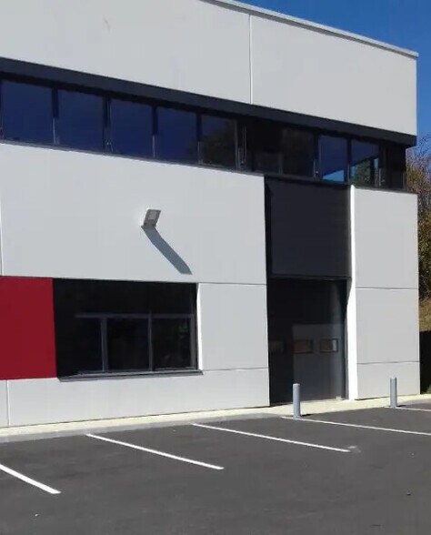 Flex in Dardilly for lease - Building Photo - Image 2 of 4