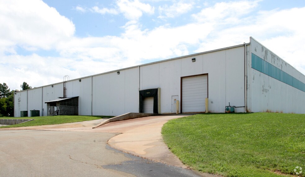 2056 Willow Springs Ln, Burlington, NC for sale - Building Photo - Image 2 of 2