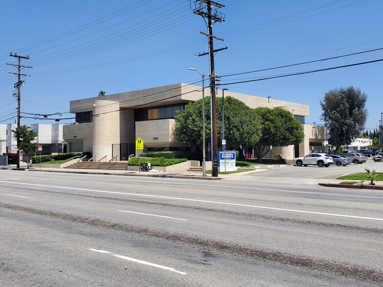 10324 Balboa Blvd, Granada Hills, CA for lease - Building Photo - Image 1 of 1