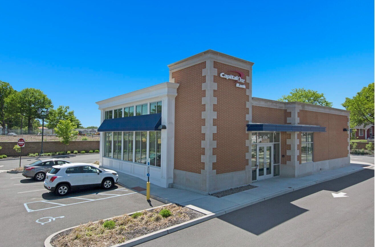 690 Wyckoff Ave, Wyckoff, NJ 07481 Capital One Bank